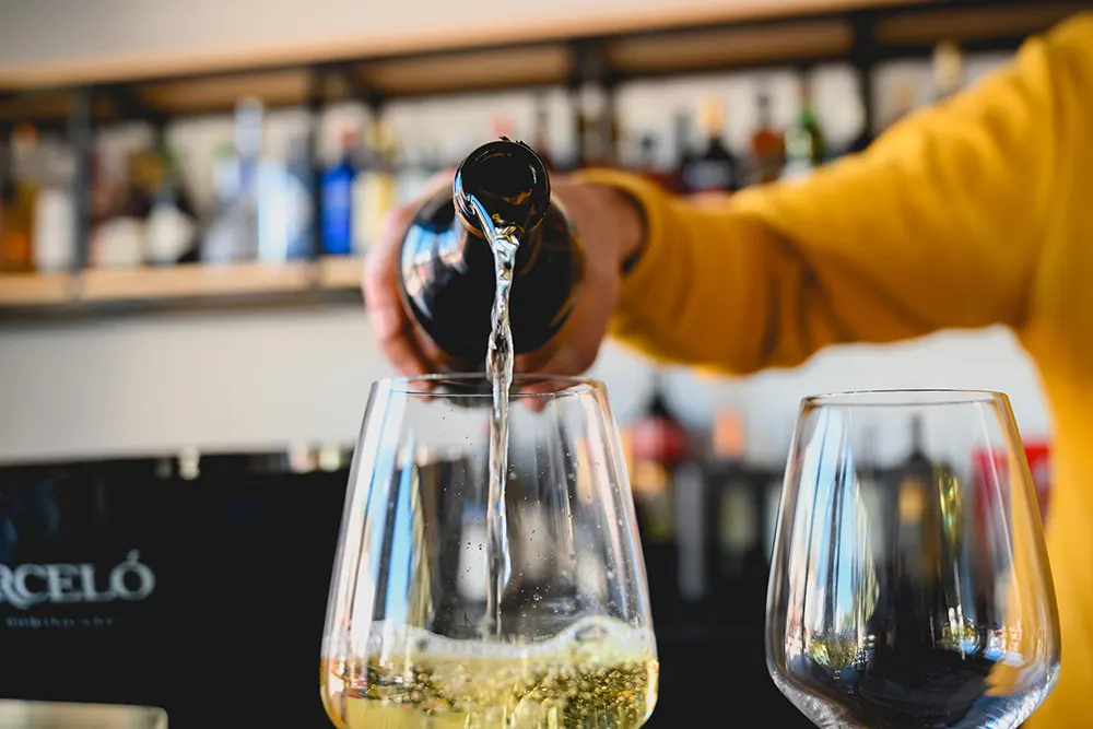 sirviendo una copa de vino hotel alove